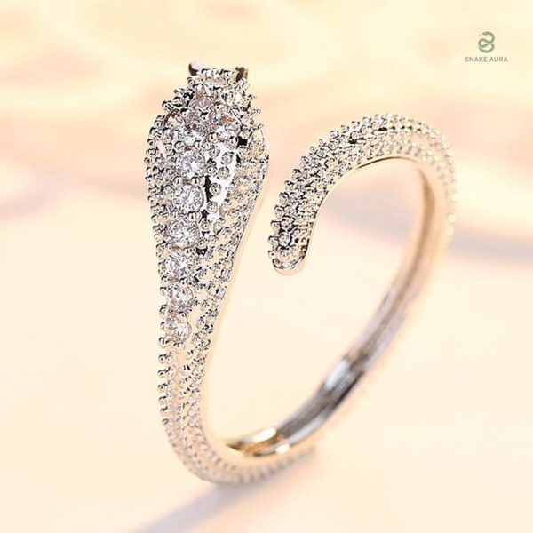 Bague serpent en zirconium, un bijou tendance pour femmes