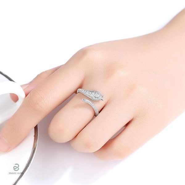Bijou serpent femme, style moderne en zirconium