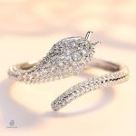 Bague ornée de zirconium, design serpent contemporain