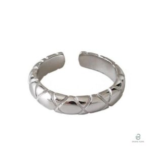 Alliance en argent représentant un serpent stylisé