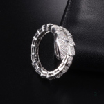 Bague serpent ornée de diamants, élégance intemporelle