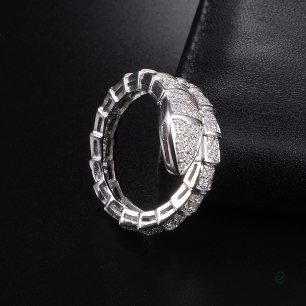 Bague serpent ornée de diamants, élégance intemporelle