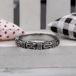 Accessoire serpent vintage pour un look audacieux