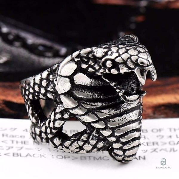 Bague serpent, inspirée du cobra, avec motif venimeux