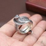 Bijou serpent cobra, finition argentée raffinée