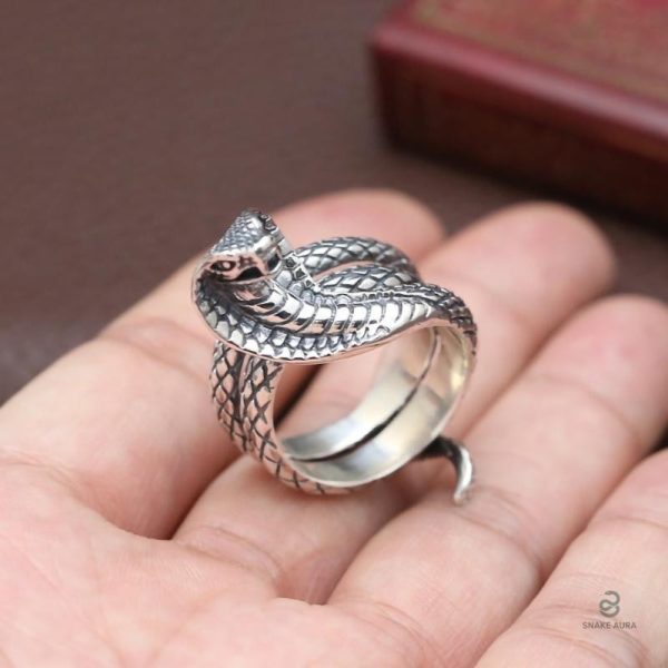 Bijou serpent cobra, finition argentée raffinée