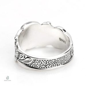 Bague serpent argentée avec motif crâne, style unique