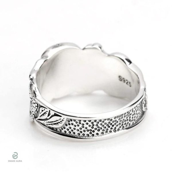 Bague serpent argentée avec motif crâne, style unique
