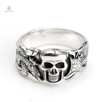 Bague en argent serpent, ornementé d'un crâne détaillé