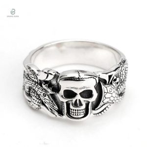 Bague en argent serpent, ornementé d'un crâne détaillé