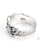 Accessoire en argent, bague serpent avec crâne intemporel