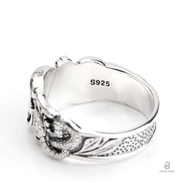 Accessoire en argent, bague serpent avec crâne intemporel