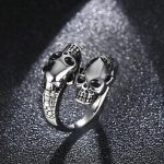 Bague serpent avec crâne stylisé en design moderne