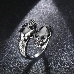 Bague serpent avec crâne stylisé en design moderne