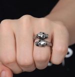 Bijou en forme de serpent avec détails de crâne