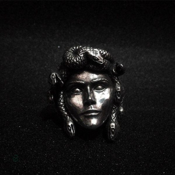 Bague serpent avec design inspiré de la mythologie