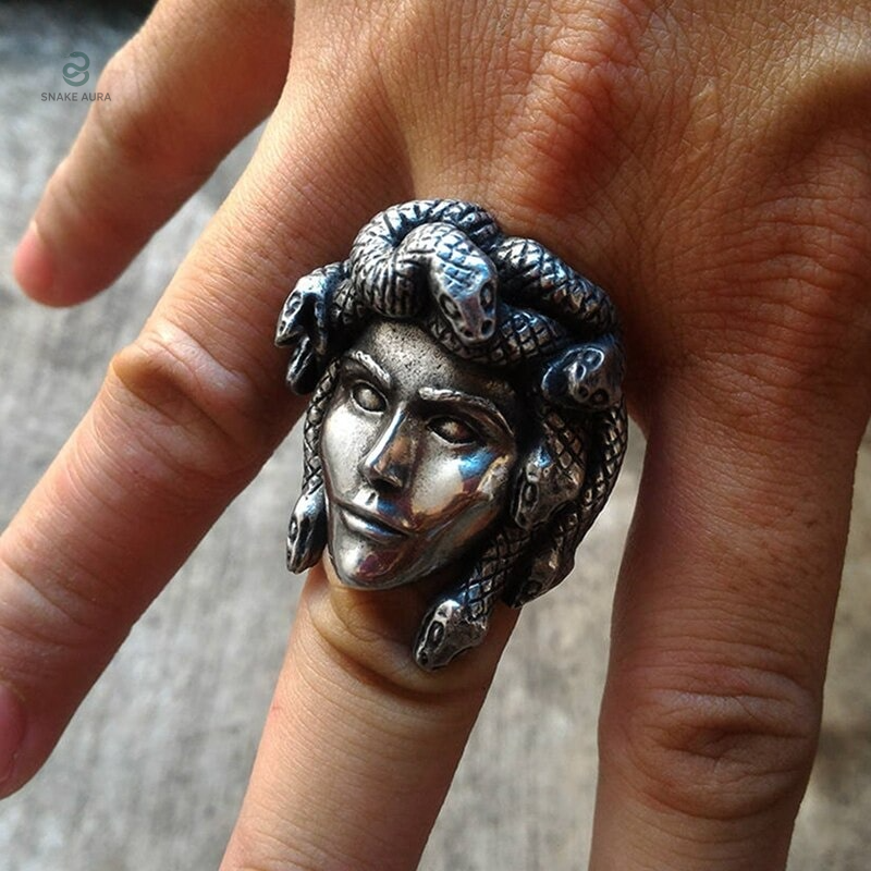 Comparatif : bijoux serpent vs. bijoux classiques