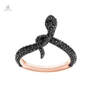 Bague serpent luxe noir féminin élégante et sophistiquée