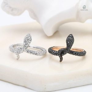 Bague serpent noir au design féminin chic et moderne