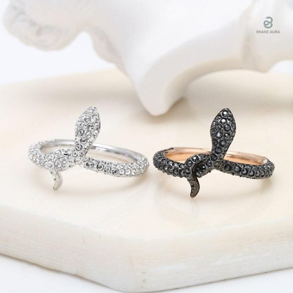 Bague serpent noir au design féminin chic et moderne