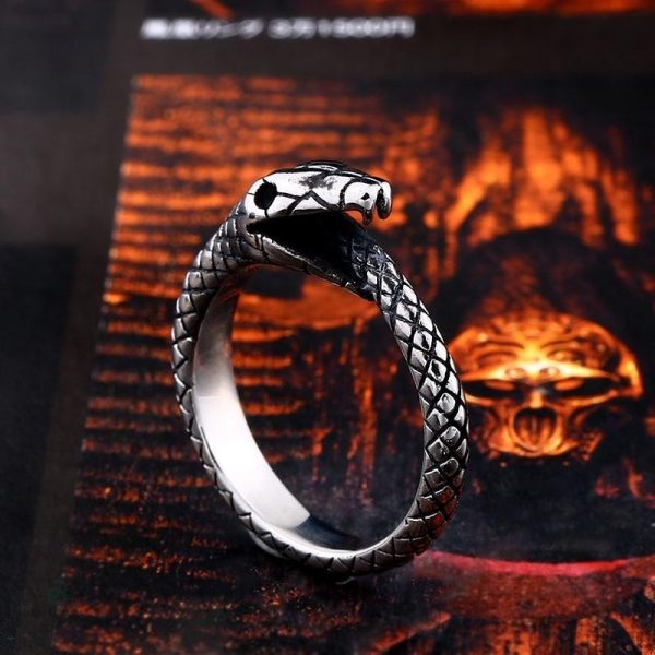 Accessoire tendance : bague serpent en forme d'Ouroboros