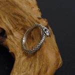 Bijou serpent en argent, motif Ouroboros classique
