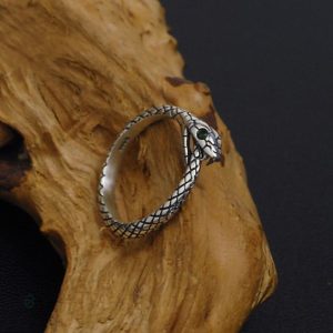 Bijou serpent en argent, motif Ouroboros classique