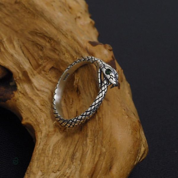 Bijou serpent en argent, motif Ouroboros classique