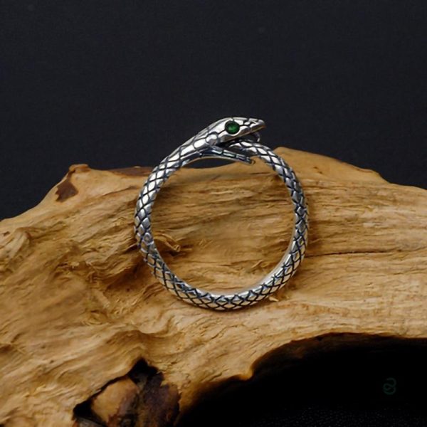 Bague serpent, design argenté symbolisant l'éternité