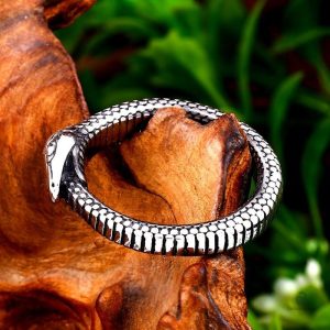 Bague serpent stylisée pour un look masculin