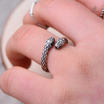 Bijou serpent, finesse et originalité en acier