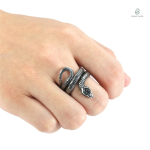 Bijou serpent en acier, style unique et moderne