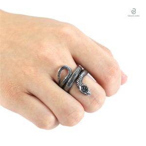 Bijou serpent en acier, style unique et moderne