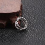 Bague en acier au motif serpent, un incontournable subtil
