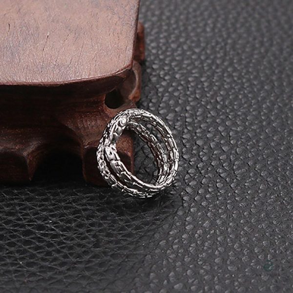Bague en acier au motif serpent, un incontournable subtil