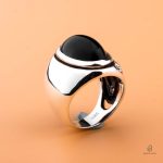 Bague serpent en agate noire avec motif stylisé de serpent