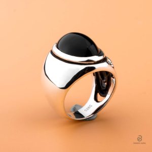 Bague serpent en agate noire avec motif stylisé de serpent