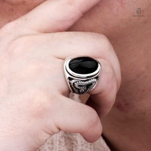 Bijou serpent en agate noire, style moderne et raffiné