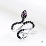 Bague serpent élégante ornée de diamants noirs