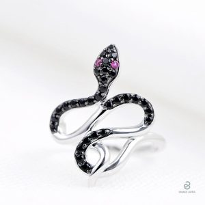 Bague serpent élégante ornée de diamants noirs