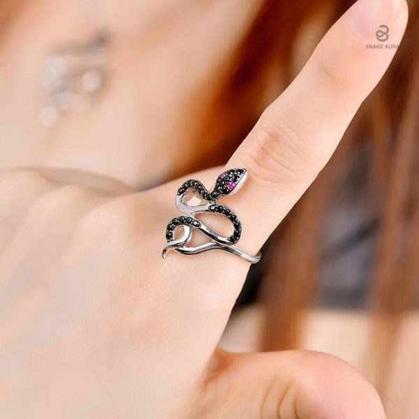 Bijou serpent en argent, design délicat et moderne