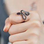 Accessoire tendance, bague serpent argent et diamant noir