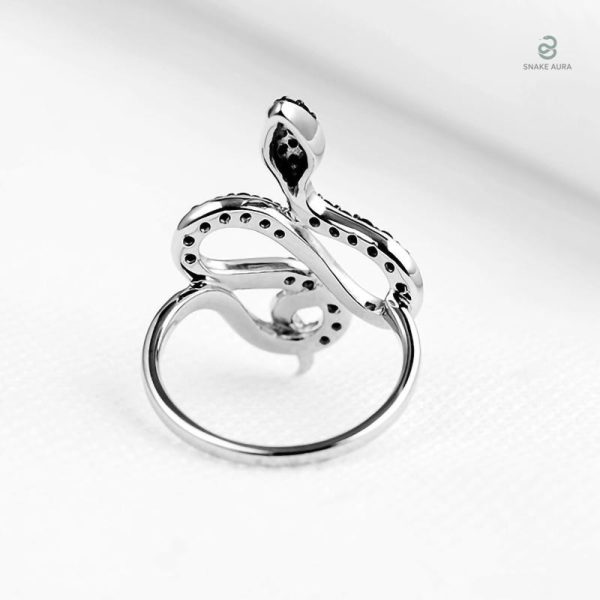 Bague serpent raffinée en argent, éclat noir élégant