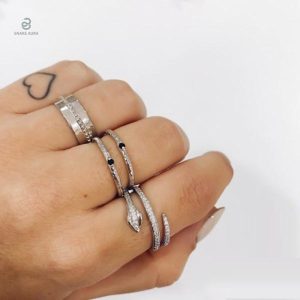Bague en Argent style serpent ornée de Diamant