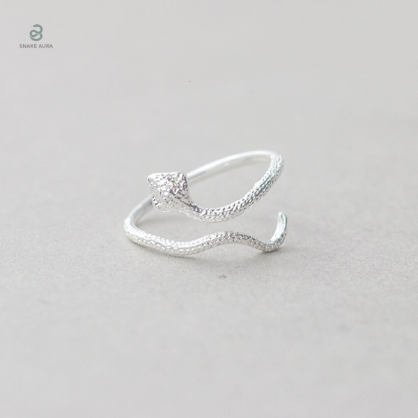 Bague serpent argentée, style minimaliste et raffiné