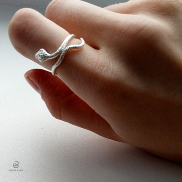 Bague serpent fine en argent, accessoire chic et original