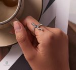 Bague serpent élégante en argent avec détails roses