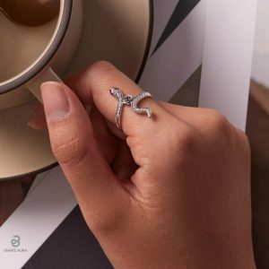 Bague serpent élégante en argent avec détails roses