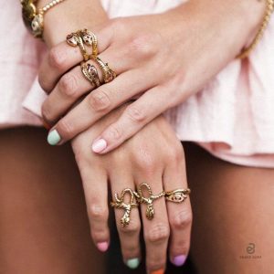 Bijou serpent doré, ajout élégant à toute collection de bijoux