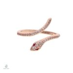 Bague serpent ornée de diamant, symbole de mystère